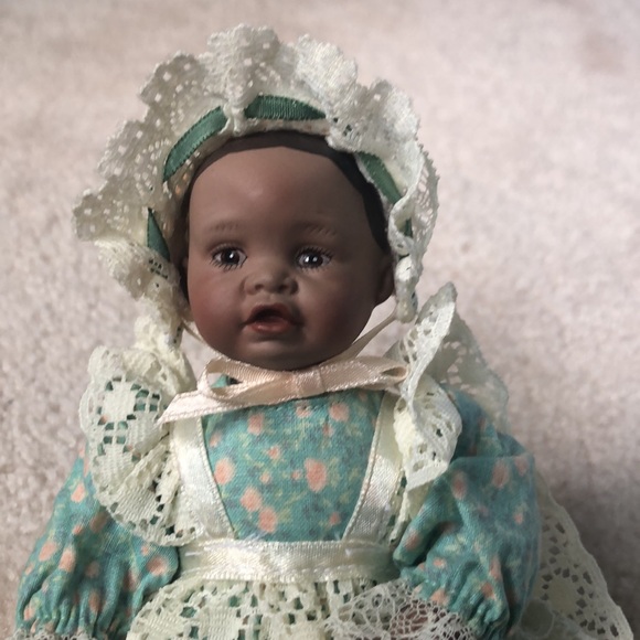 Vintage Ashton Drake Galleries Yolanda collectible ceramic doll - Picture 3 of 7